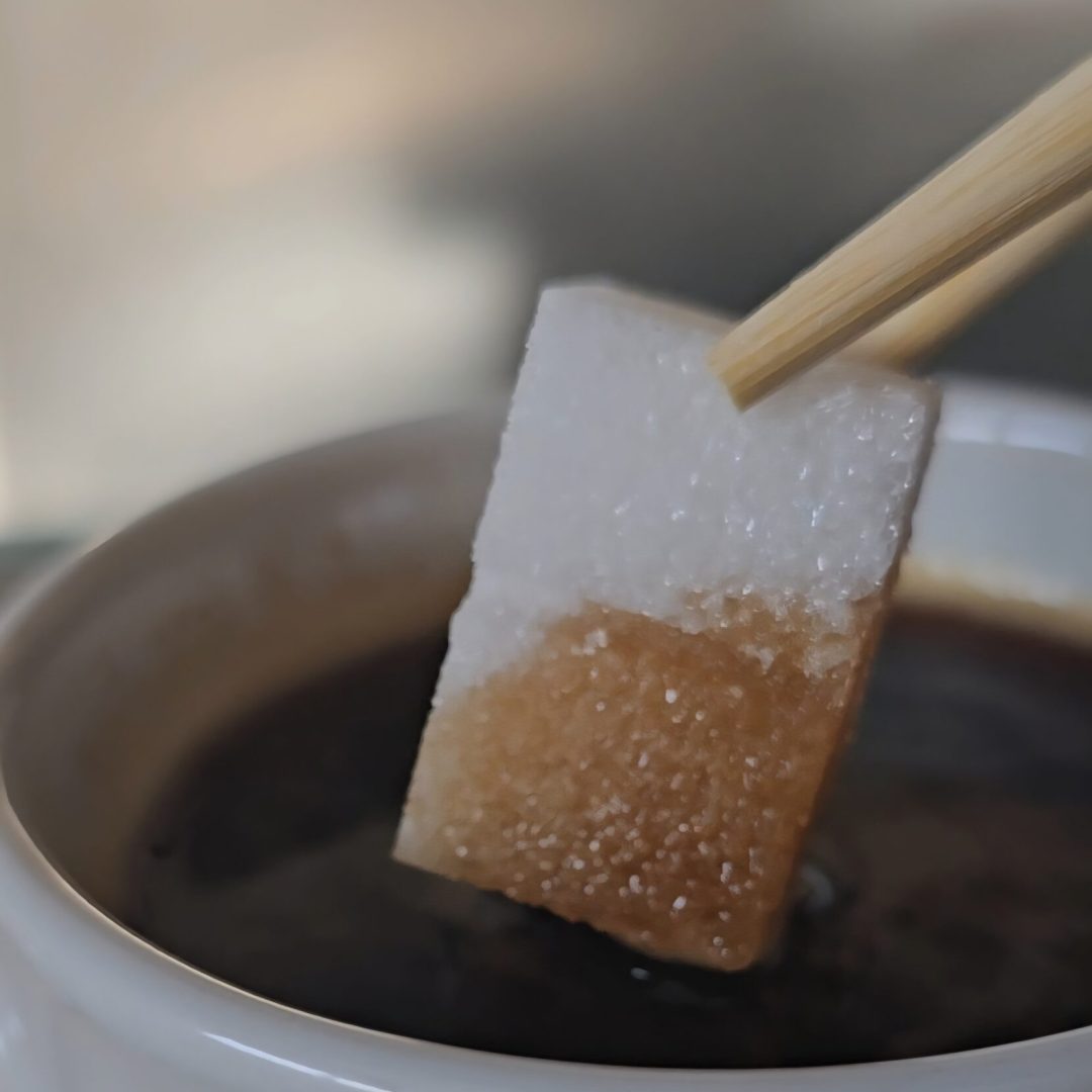 Sucre qui absorbe du café - exemple qui illustre la remontée par capillarité